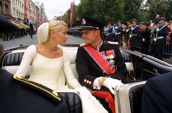 Из архивов: как выглядели королевские свадьбы 20 лет назад