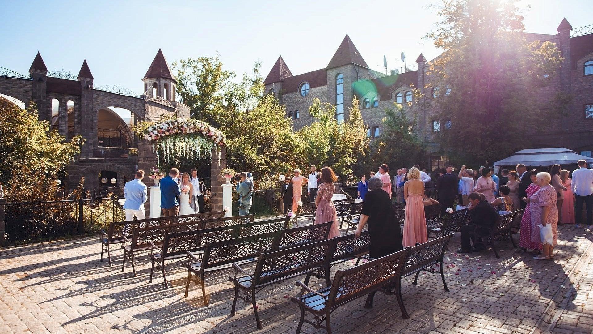 18 идей для свадьбы в Подмосковье: парк-отели, усадьбы, замки