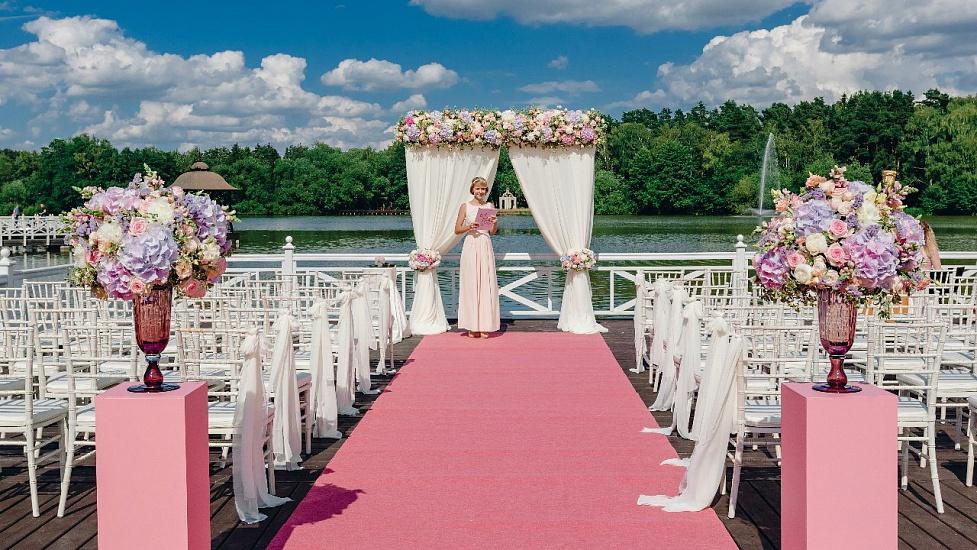 18 идей для свадьбы в Подмосковье: парк-отели, усадьбы, замки