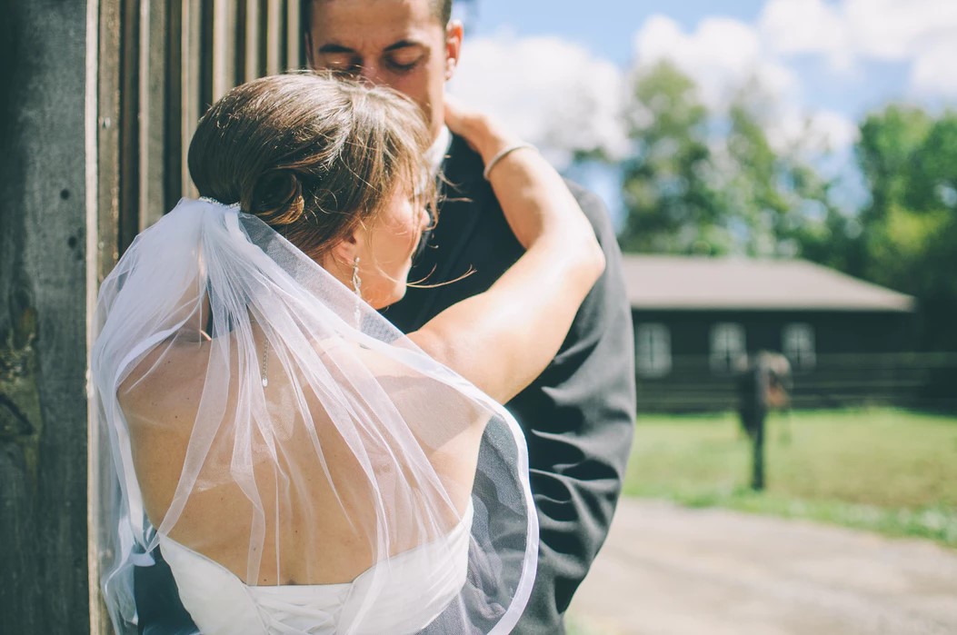 Летняя свадьба: гид по выживанию для невесты и гостей
