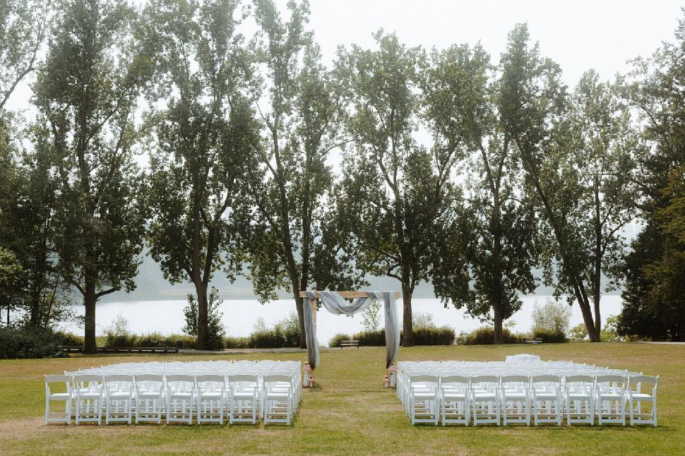 Свадьбы, которые нам нравятся: стильная церемония с вечеринкой в саду
