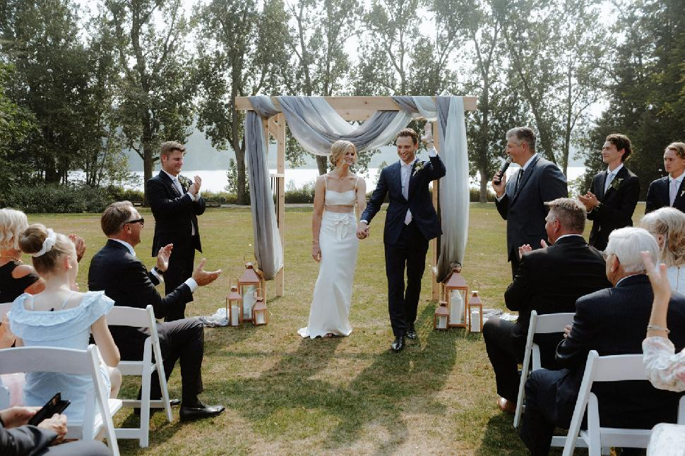 Свадьбы, которые нам нравятся: стильная церемония с вечеринкой в саду